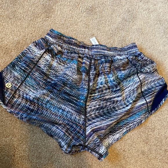 Lululemon Hotty Hot Shorts, Size 6, 2.5” inseam - Picture 3 of 3